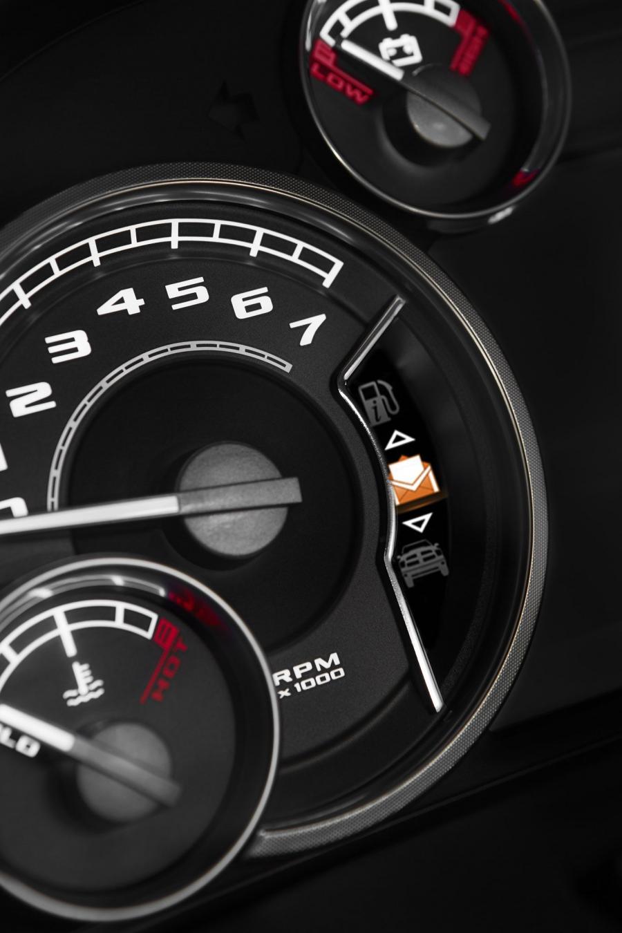 Панель приборов Dodge Ram 1500 Laramie Limited Crew Cab 2015 года  (фото 40 из 46)
